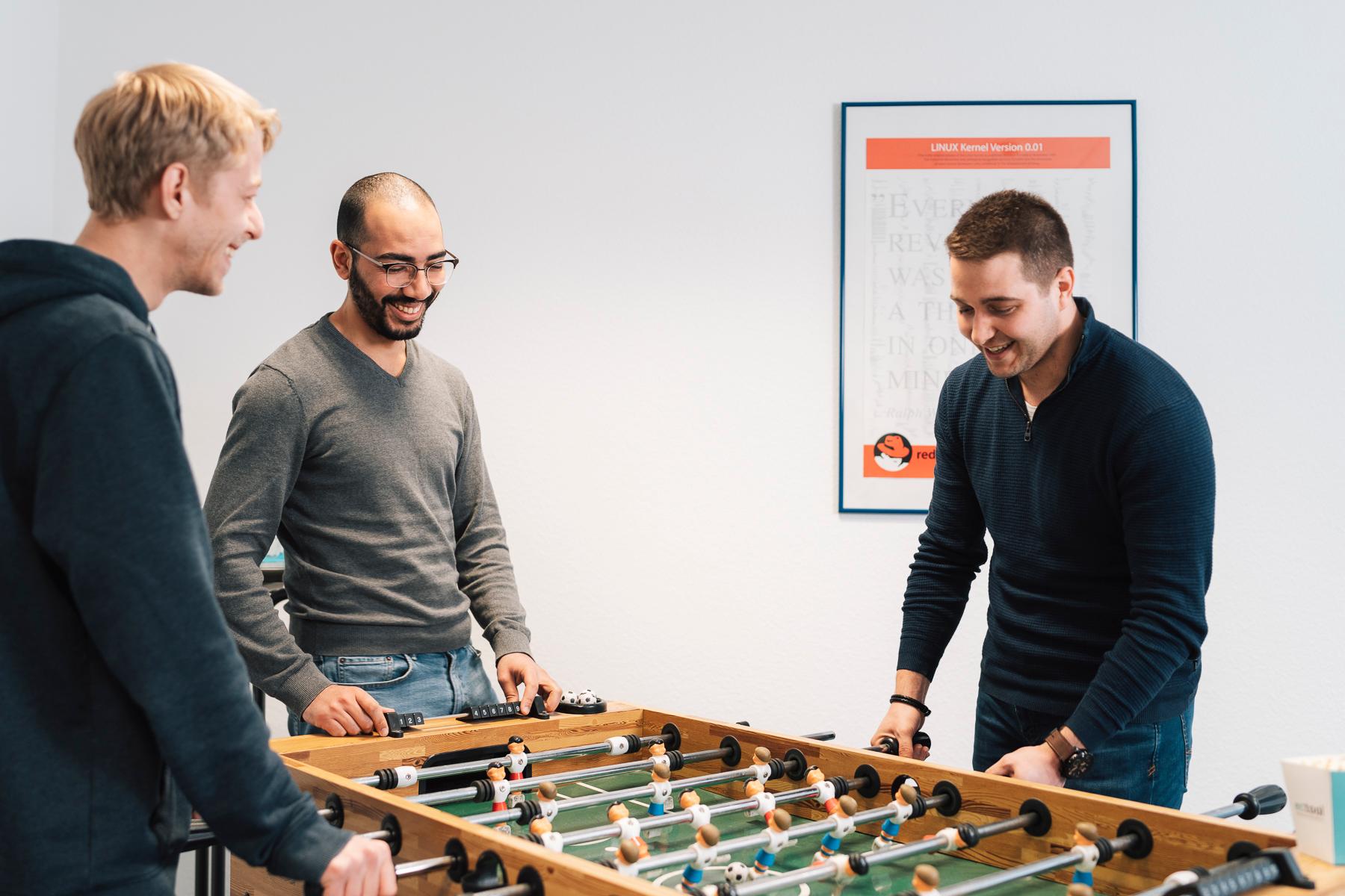 Ectool Team beim Tischfussball spielen